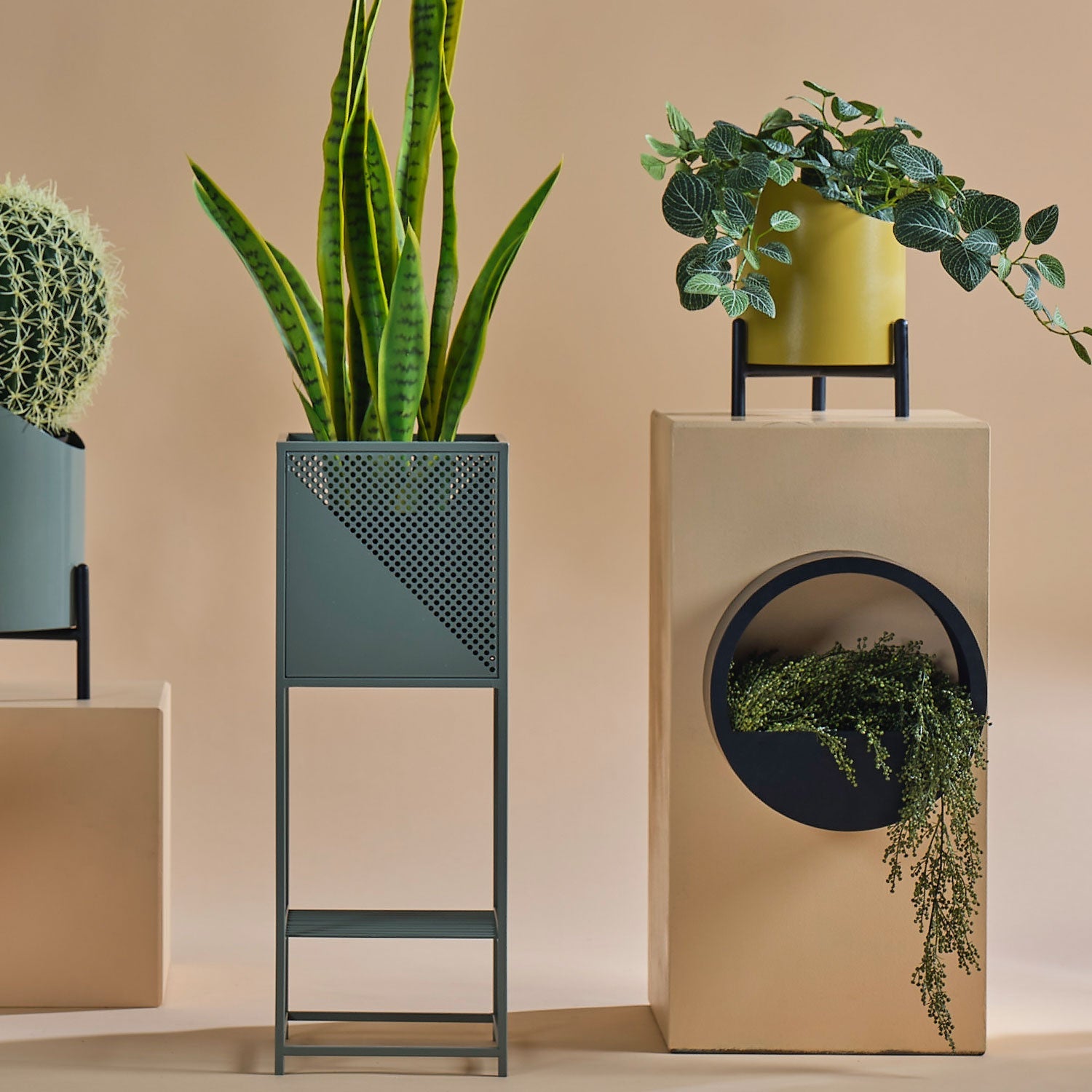 Circle L Wall Planter